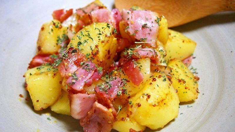 焼きポテトとベーコンの粒マスタードサラダ　　コンソメで下茹でがコツ！　　犬は納豆好き！？
